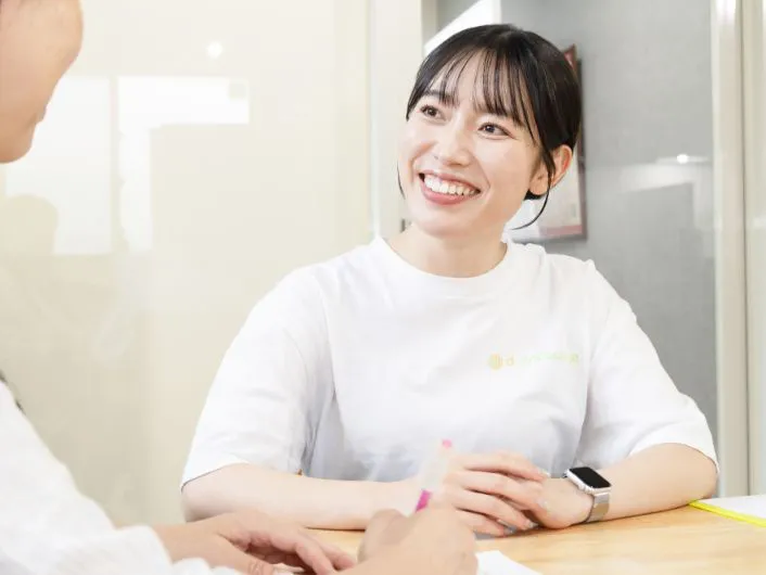 テーブルで資料を使い、ご利用者さまへの個別対応を行っている様子。