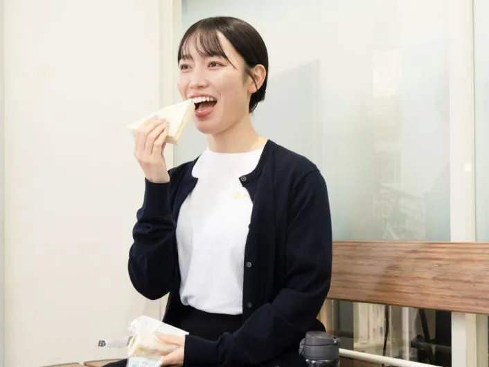 ベンチで軽食を取りながら休憩している様子。