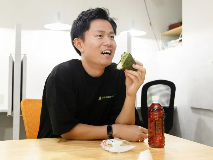 おにぎりを食べながら休憩している様子。