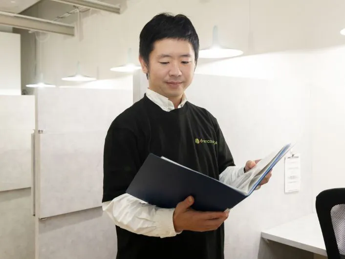 支援日誌を確認しながら記録を行う様子。