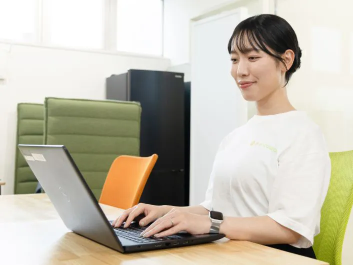 生活支援員の仕事風景2。ノートパソコンを使って作業している様子。