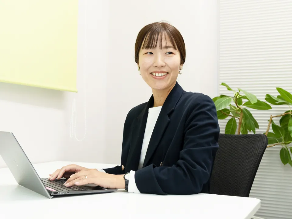 M.M.さん仕事風景。デスクでノートパソコンを操作している様子