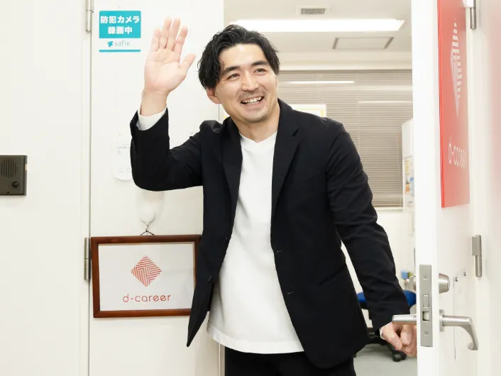 ディーキャリアの入口でご利用者さまを出迎えている様子