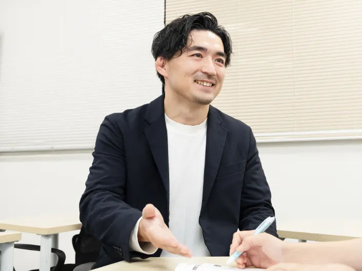 ご利用者さまが座っているデスクの対面に座り、個別指導をしている様子