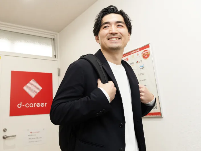 リュックを背負い退勤する様子