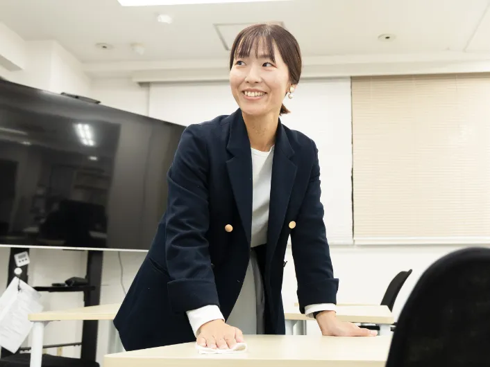開所前にデスクを雑巾で拭いて清掃をしている様子