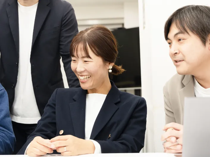 司会進行や報告の様子を見ながらコミュニケーション面に配慮する職業指導員とスタッフ