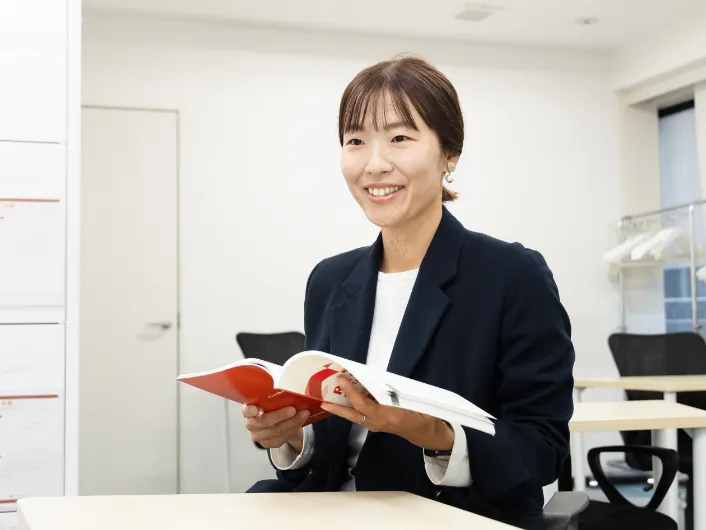 午後の訓練を振り返りながら資料を確認する職業指導員、終礼に参加して一日を締めくくる様子