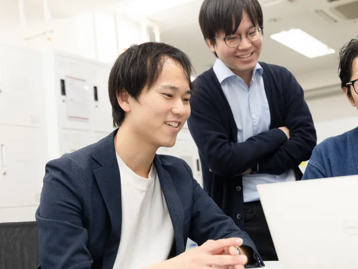 スタッフ朝礼でノートパソコンを使いながら支援内容や役割分担を確認する様子