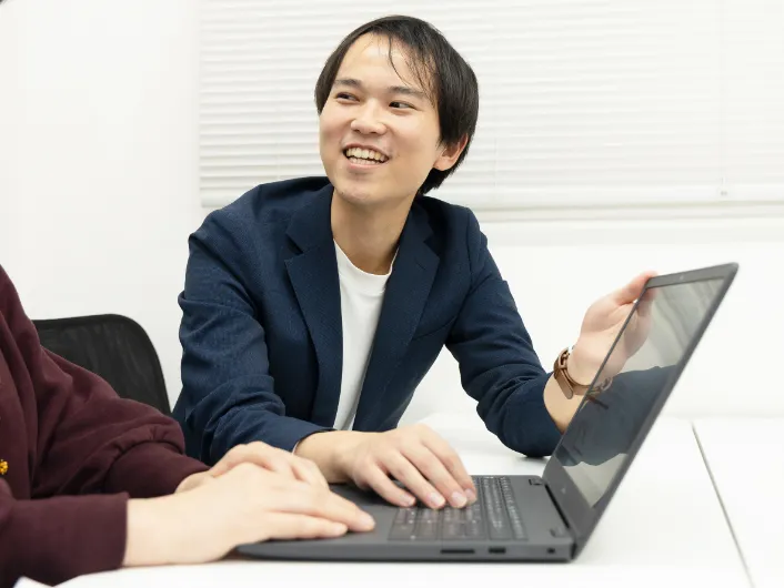 朝礼でノートパソコンを使いながら1日の流れや訓練内容を共有する生活支援員