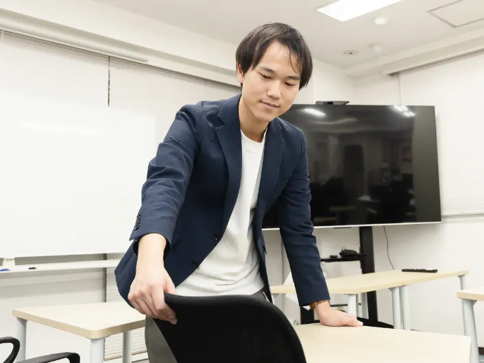 終礼前に訓練スペースで椅子を整える生活支援員