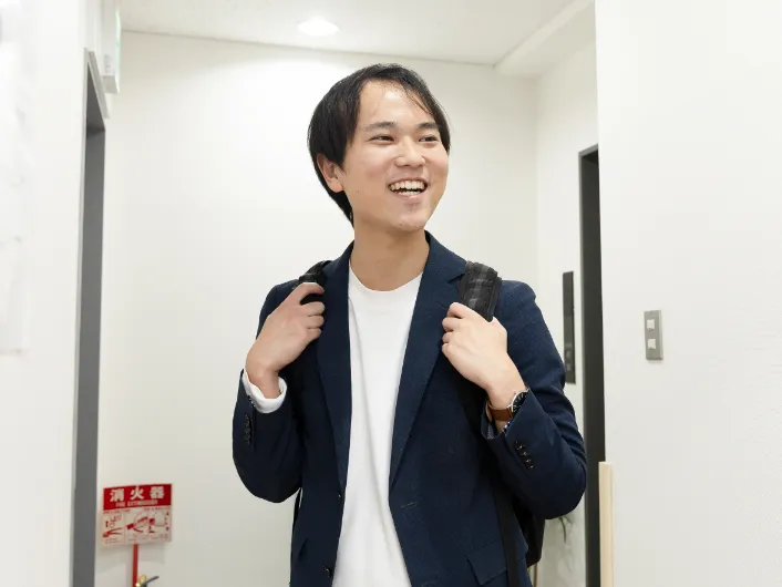 スタッフ終礼後、退勤のためリュックを背負って事業所を出る生活支援員