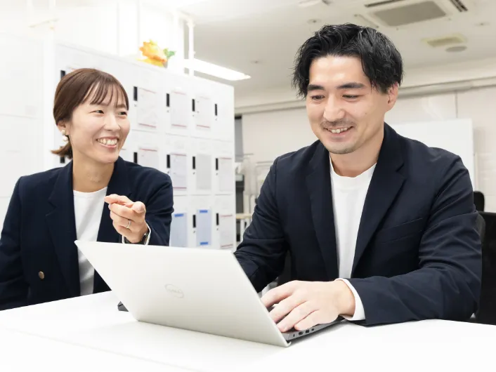 オフィスでノートパソコンを使いながら業務の打ち合わせをしているサービス管理責任者