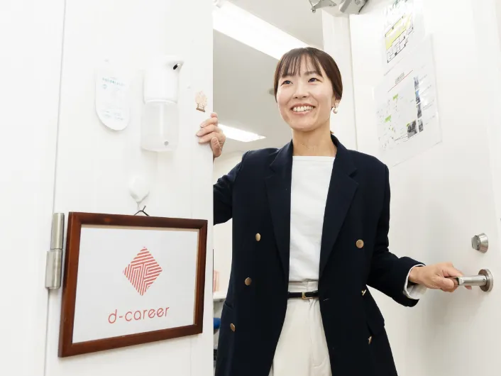 事業所の入口で来客対応をする職業指導員