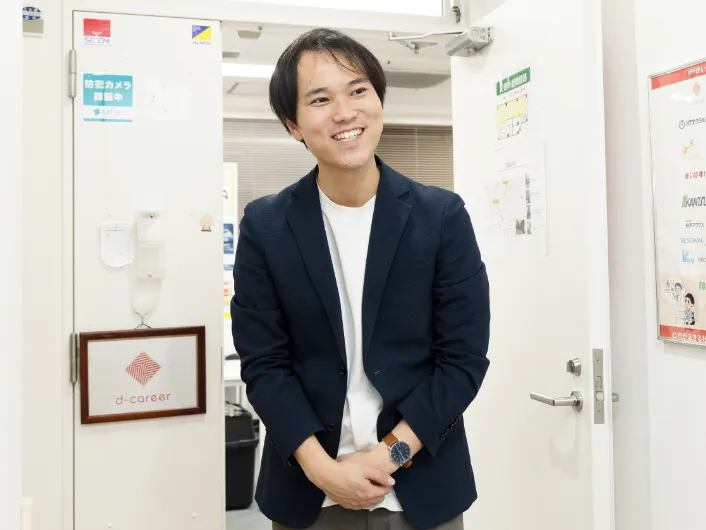 生活支援員が事業所の入口で来客対応をしている様子