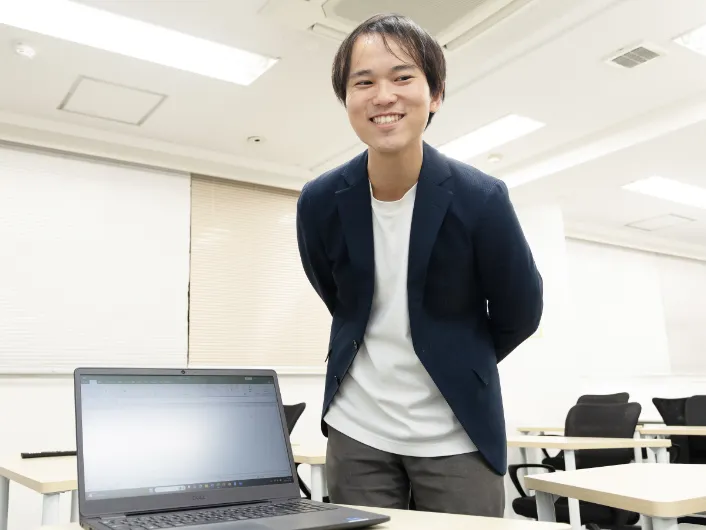 生活支援員が訓練スペースでご利用者さまに声をかけている様子